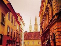 Krvavi most (foto)  U 18. je stoljeću među gradovima postignut trajni mir. Zajedničkim su snagama izgradili most koji je postao dijelom kratke prometnice Kamenita vrata – kaptolska vrata (danas Skalinska ulica). Most je opstao do 1899. kad je nakon regulacije Medveščaka i izgradnje Tkalčićeve ulice srušen, a njegovo je mjesto zauzela ulica.